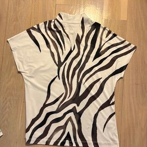 TAIL ANIMAL PRINT GOLF TOP